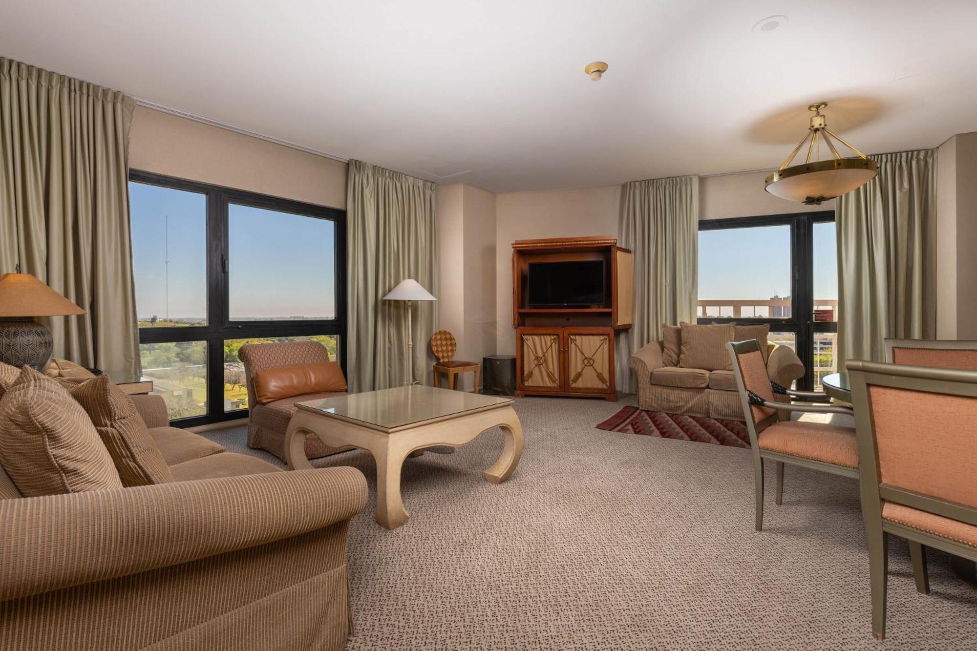 Sheraton Mar Del Plata Hotel Dış mekan fotoğraf A living room in a typical apartment